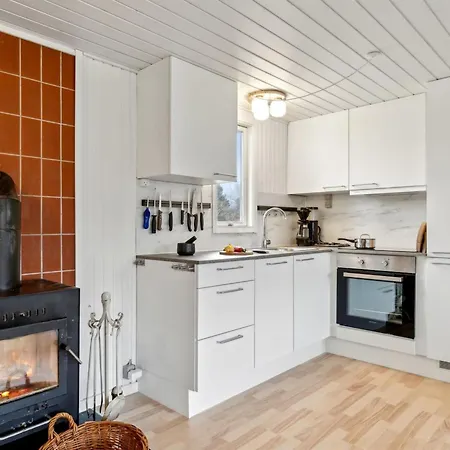 Karelia - 800m From The Sea By Interhome Hals