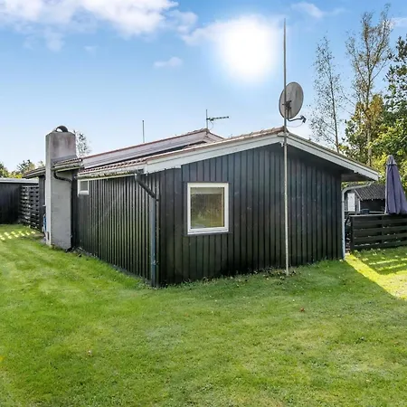 Karelia - 800m From The Sea By Interhome Hals